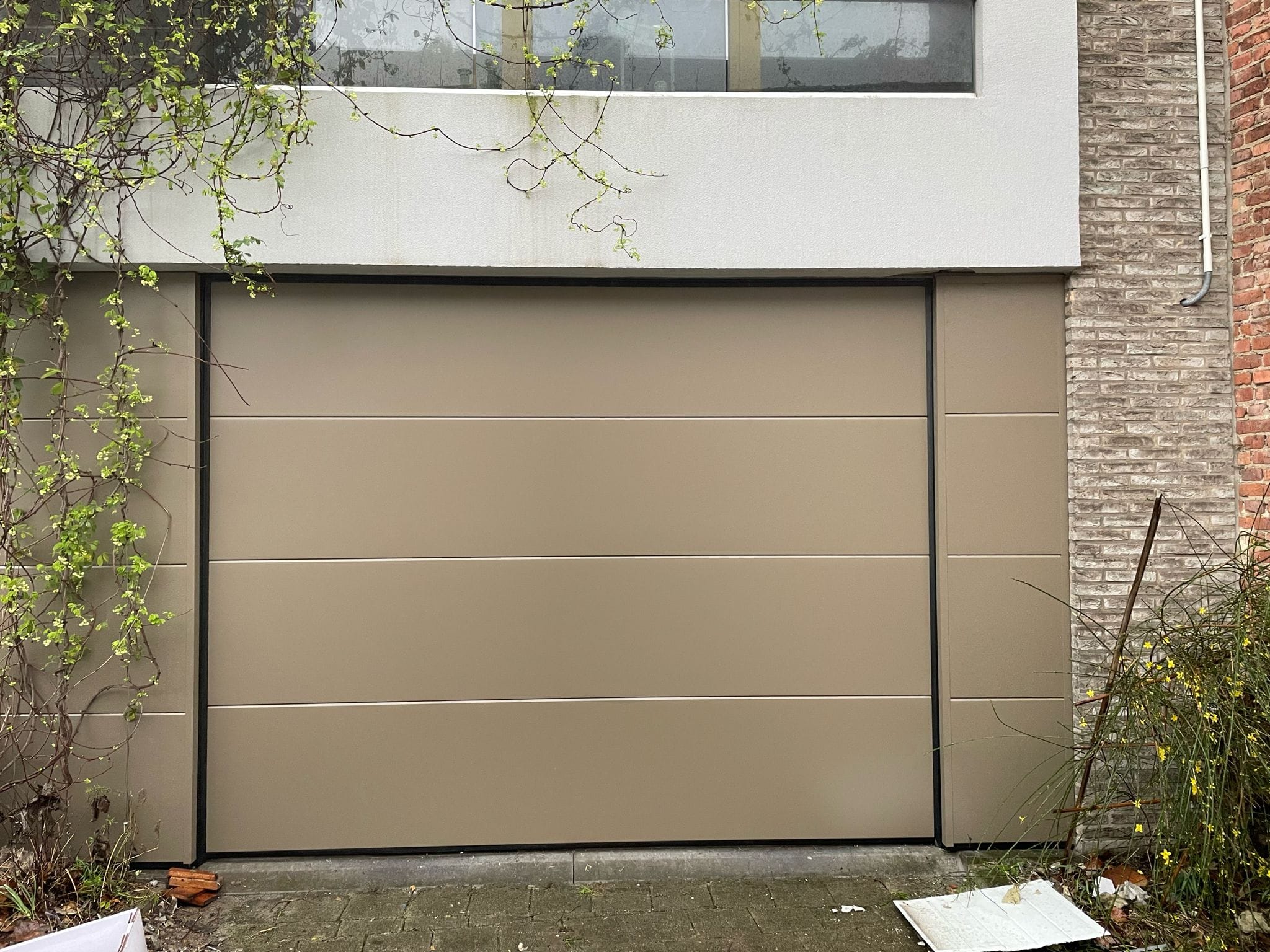 Poort met vaste zijpanelen en strakke lijnen
