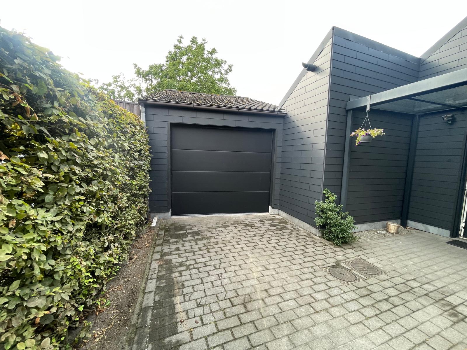Zwarte sectionaalpoort