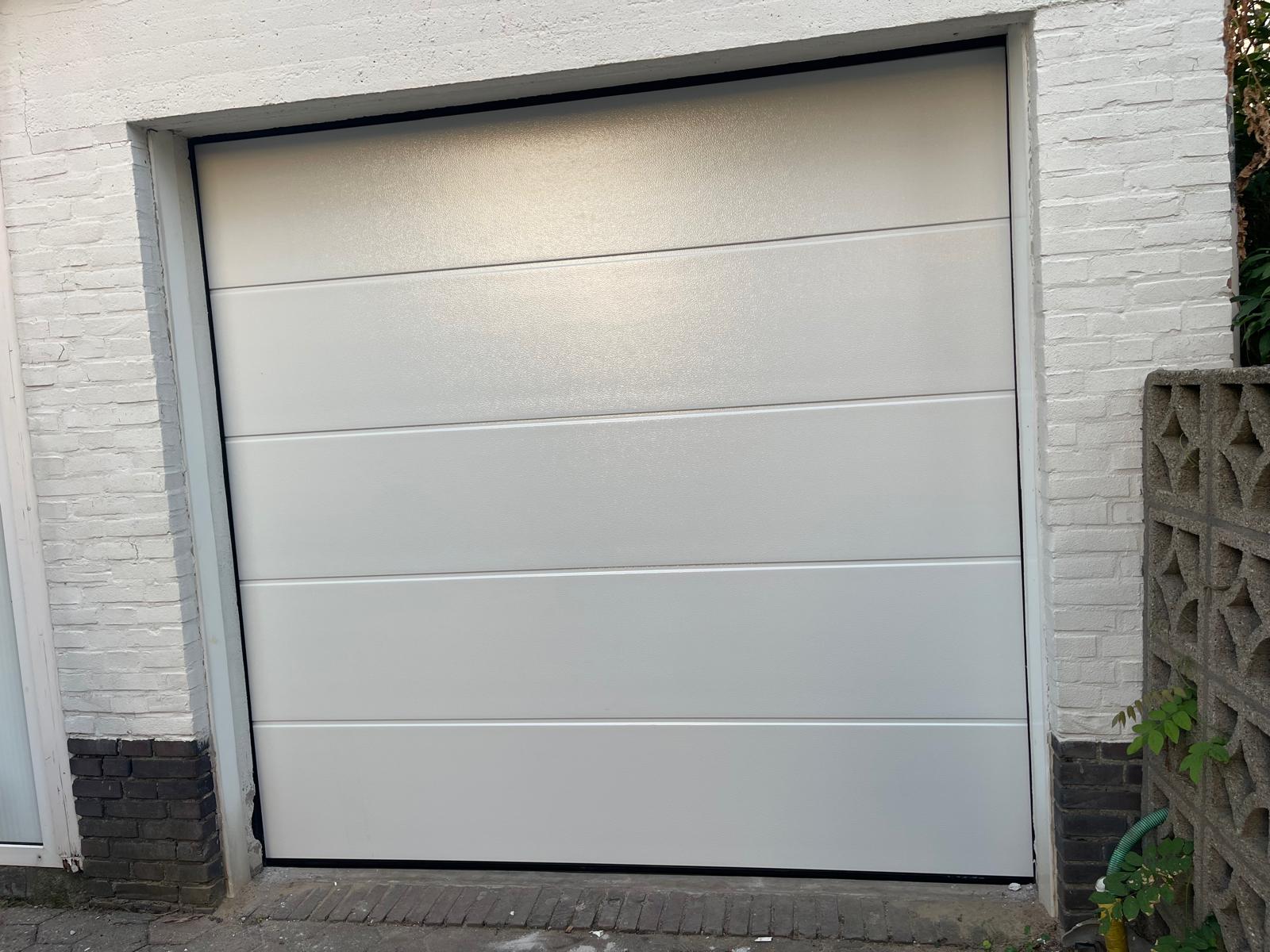 Witte sectionaalpoort met horizontale belijning